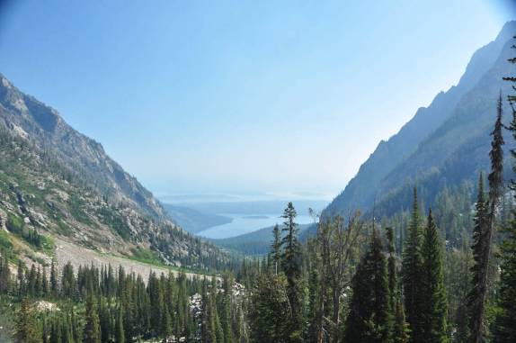 O lago lá embaixo, já subimos bastante na nossa trilha através do Grand Teton National Park, no Wyoming, nos Estados Unidos